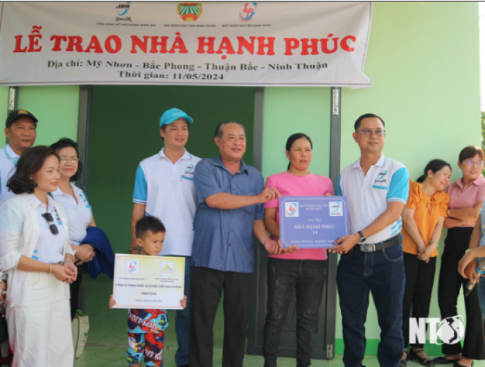 Trao tặng nhà hạnh phúc -  quà cho hộ nghèo